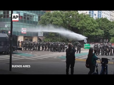 Policía dispersa a manifestantes que cortan la calle en una protesta contra políticas de Milei