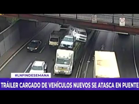Tráiler cargado de vehículos nuevos se atasca en puente - Latina Noticias