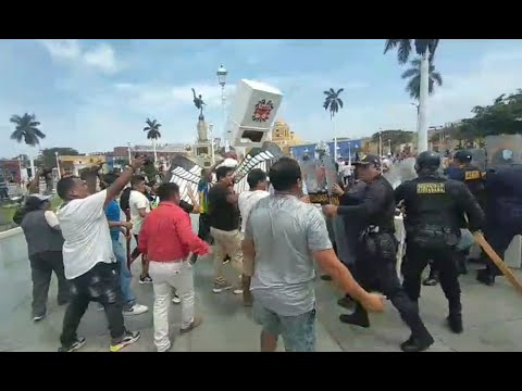 Trujillo: Enfrentamientos por retiro de monumento en la Plaza de Armas