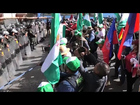 Teachers in Bolivia protest against mandatory retirement and better pensions