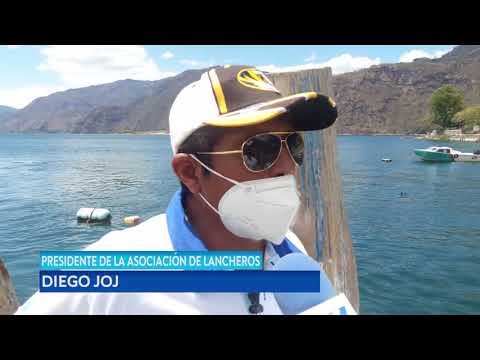 Turistas visitan las playas del Lago Atitlán