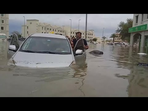 Des pluies records inondent les rues de Dubaï, le trafic aérien perturbé