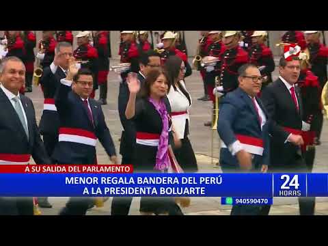 Dina Boluarte: niño interrumpe recorrido oficial para entregarle bandera peruana