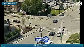 مراهقين يصدمون شرطي ويلذون بالفرار