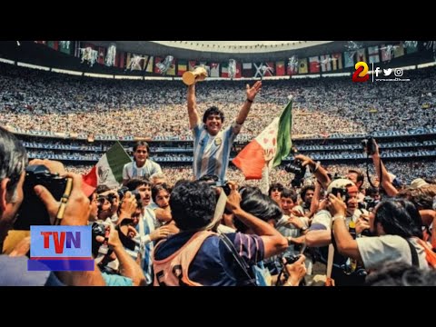 Jóvenes futbolistas practican tiro libre en homenaje a Diego Armando Maradona