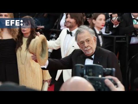 Coppola entra en escena en Cannes con bastón y sombrero panamá y del brazo de Adam Driver