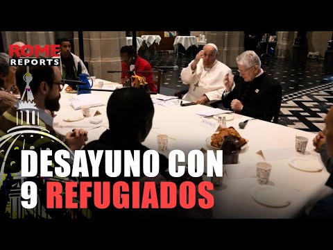 Francisco desayuna con un grupo de personas sin recursos en una iglesia belga