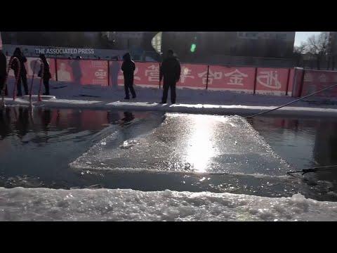 Nadadores chinos se dan un baño de hielo