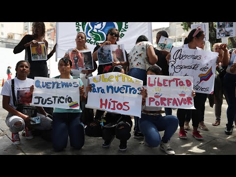 Le están dando comida con gusanos: duro testimonio de madre de joven detenido en Venezuela