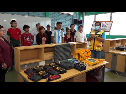Comerciantes y jóvenes recorren centro tecnológico Simón Bolívar para conocer oferta académica