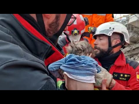 Rescatados con vida dos niños en Turquía cinco días después del terremoto