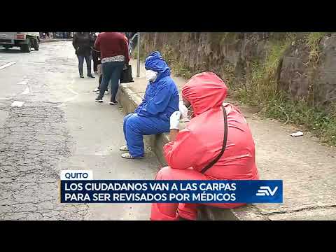 En Quito, personas con posibles síntomas de COVID buscan ayuda en carpas