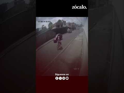 Quedó grabado en video como una extraña figura desaparece mientras camina por la calle