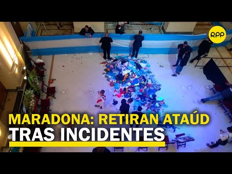 Hinchas irrumpen en Casa Rosada y familia de Maradona trasladó féretro a otro salón