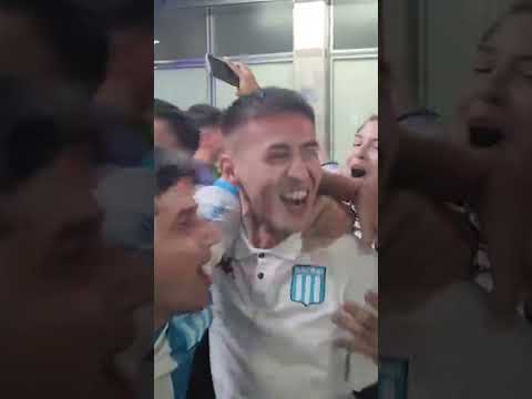 ¡DELIRIO TOTAL! Así festejó Gabriel Rojas con hinchas de Racing el triunfo ante el Rojo | #Shorts