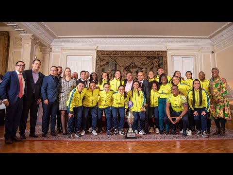 Entrega reconocimiento a la Selección Colombia de fútbol de salón femenino por el campeonato mundial