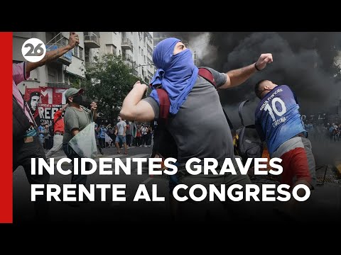 EN VIVO | Gente con caras tapadas y los incidentes más graves frente al Congreso de Argentina