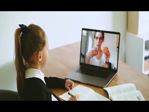 Menores hacen más esfuerzo para oír clases virtuales