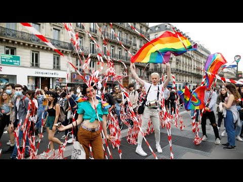 Des milliers de manifestants à Paris pour une Gay Pride impromptue et politique