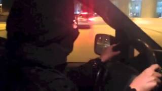 فيديو: فتاة تقود سيارتها بالليل في شارع رئيسي بالرياض