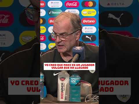 Marcelo Bielsa bromea con Maxi Araújo presente y lo llama un jugador vulgar