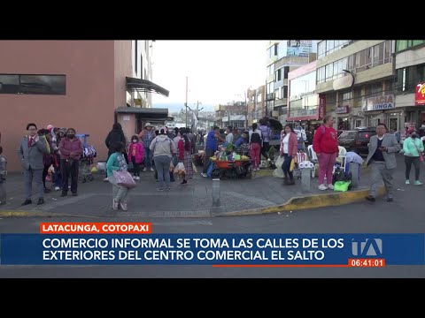 El comercio informal se toma las calles de los exteriores del mercado de Latacunga