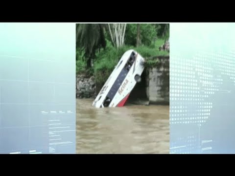 Bus interprovincial cayó al río Blanco en Esmeraldas