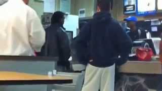 #فيديو.. عامل مطعم ماكدونالز يفقد اعصابه ويضرب شاب وشابة بقطعة معدنية