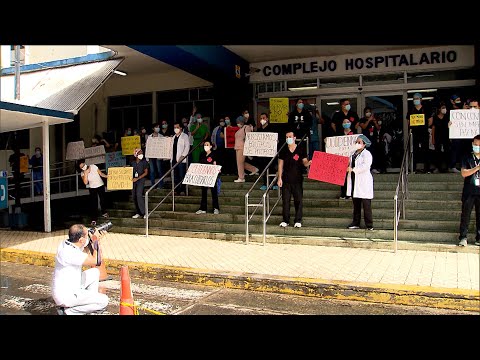 Vestidos de negros médicos protestan por capacitación de residentes e internos