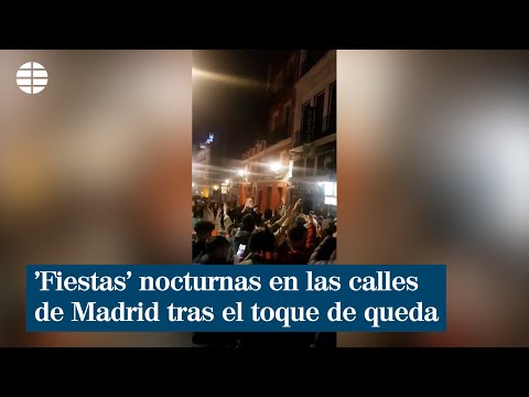 Un grupo de jóvenes gritan y cantan en las calles de Madrid tras el toque de queda