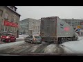 Naczepa ciarwki zahacza o samochody na skrzyowaniu