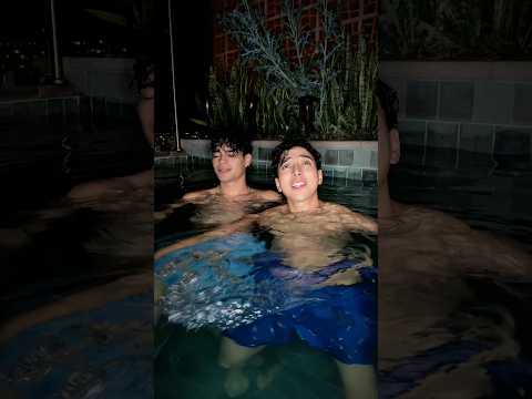 QUE MIEDO ESTAR EN UNA ALBERCA DE NOCHE. 😱