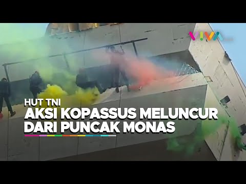 Momen 8 Prajurit Kopassus Meluncur dari Tugu Monas