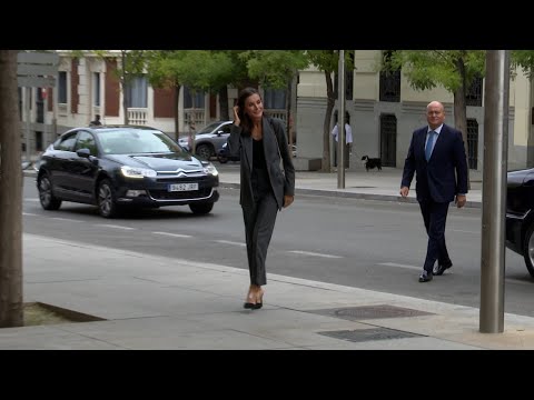 La Reina Letizia, ideal en clave 'working' con traje gris marengo