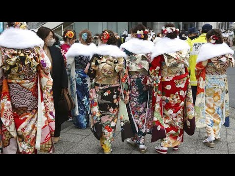 El rito de cumplir 20 años en Japón persiste pese a la covid, las jóvenes se visten con el furisode