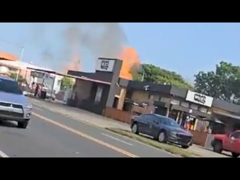 Video: en llamas negocio por explosión en Arecibo