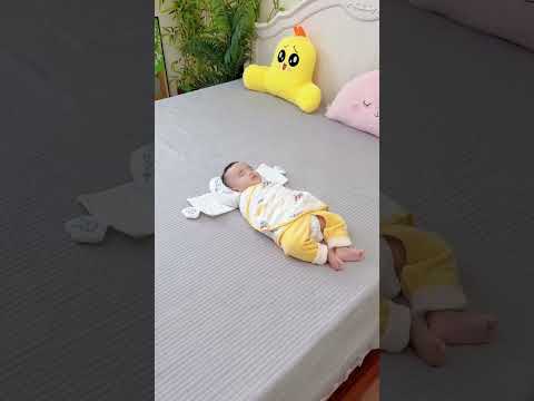 🥰Babies like to sleep😘on their sides when🥰they lie flat on their backs.If they sleep for a long time