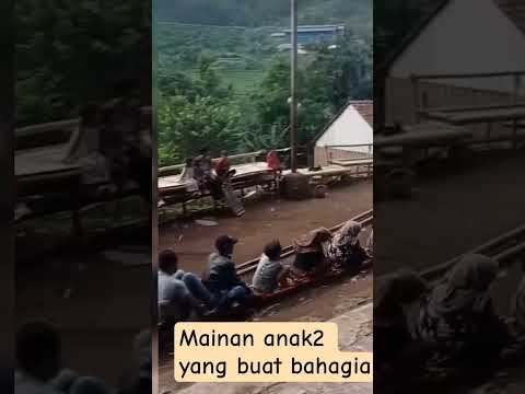 Mainan anak2 yang buat bahagia, dodonwhilan turunin bukit pakai kereta2an