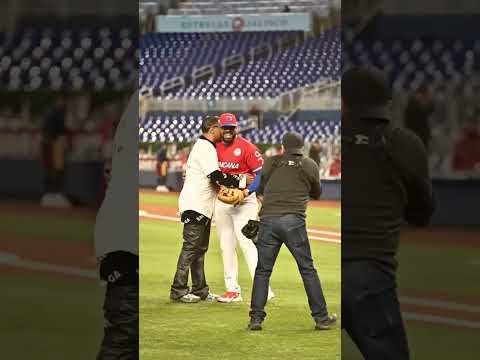 Santiago Matias Alofoke “ Lanza la primera bola antes del Partido de Dominicana en Serie Del Caribe