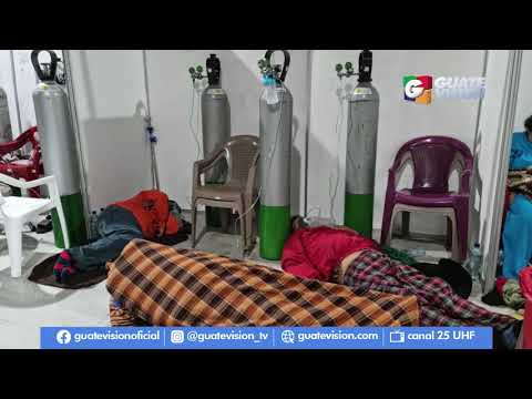 Tirados en el suelo: Pacientes con coronavirus esperan una cama