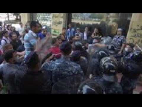 Protesters try to storm Economy Ministry in Beirut