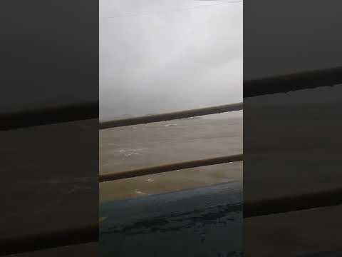 gelombang air laut pinggiran pulau pun tinggi