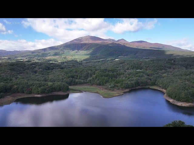 今回は、南蔵王山麓(不忘山)周辺を撮影してきました。
なかなか更新ができず申し訳ありません💦

今回のタイトルは「悠然と流れる大地の調べ」
ちょっと大げさかもしれません。
様々な角度から秋の不忘山周辺をまわり撮影しました。

■ドローン空撮サービスhomepage
https://skyshoot.pro
■公式Facebook(どろ～ん空撮･空の世界へ)
https://www.facebook.com/skyshootdron/
■公式Instagram (skyshoot5)
https://www.instagram.com/skyshoot5/

■チャンネル登録はこちら
http://www.youtube.com/channel/UCzlSGQ7jqxhGa9dyPEPhTRQ?sub_confirmation=1

■ドローンでこんな所を撮影してもらいたいという依頼は
コメント欄に残して頂くと実現するかも･･･
可能な限りご要望にお応えしようと思います。

■ドローン撮影依頼は
https://skyshoot.pro

#雲海 
#蔵王 
#不忘山