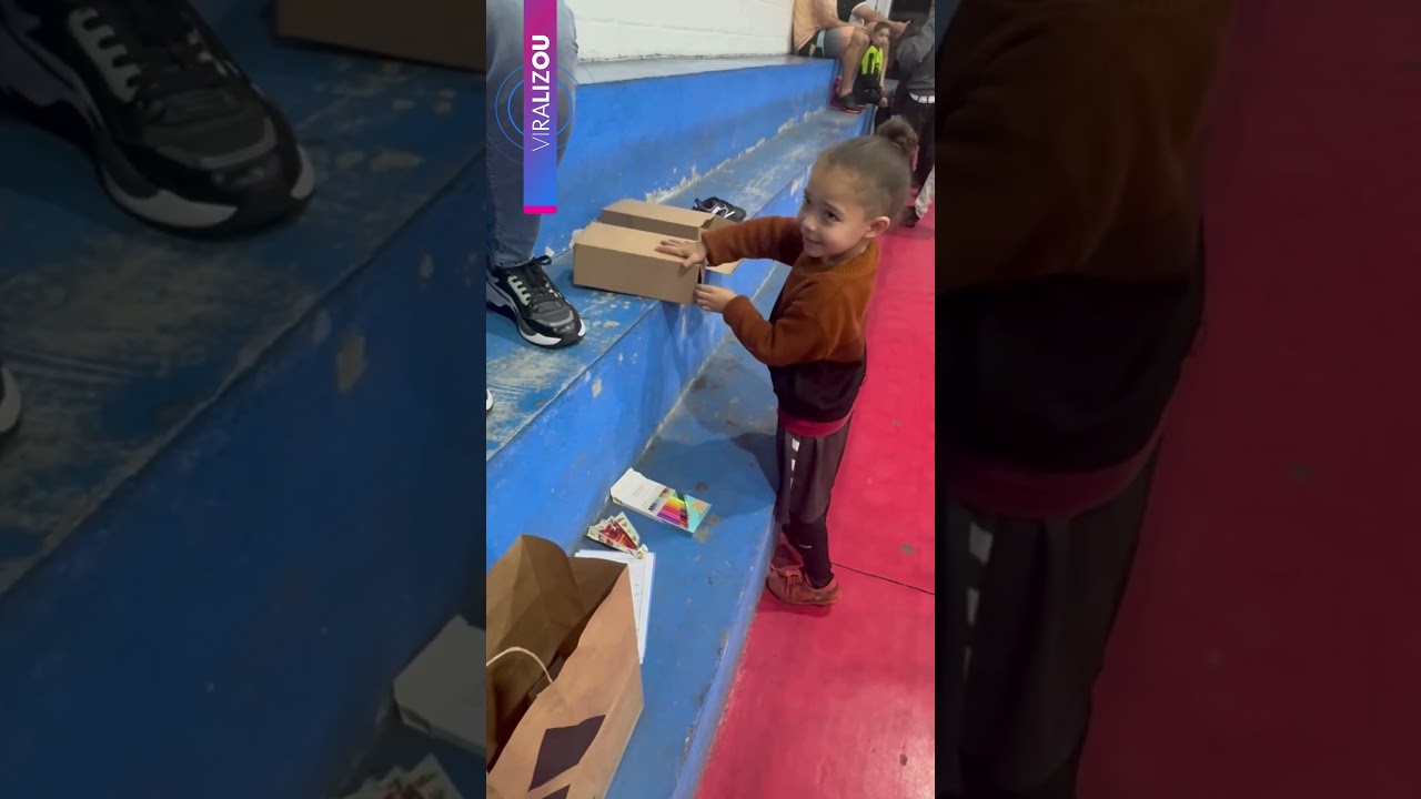 Menino ganha chuteiras novas e reação emociona