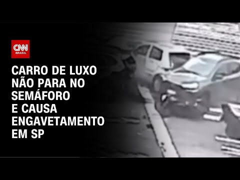 ​Carro de luxo não para no semáforo e causa engavetamento em SP | AGORA CNN