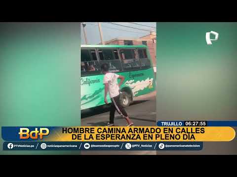 Trujillo: hombre camina armado en calles de La Esperanza en pleno día