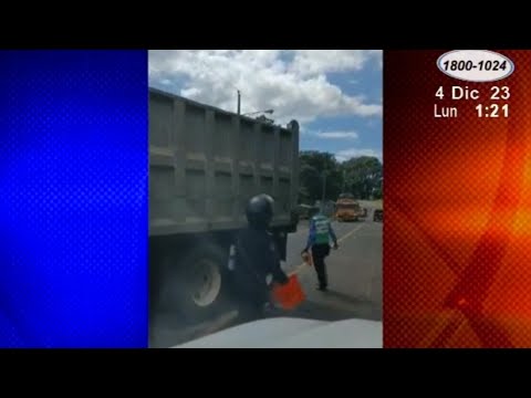 Auto choca contra camión estacionado en la carretera Rio Blanco