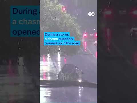 Car falls into sinkhole while driving in Argentina | DW News