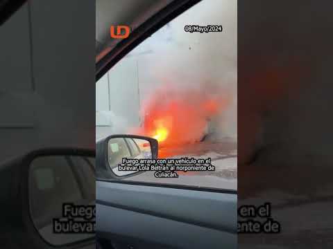 Fuego arrasa con un vehículo en el bulevar Lola Beltrán al norponiente de Culiacán.  #noticiashoy
