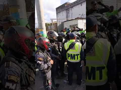 MAXIMA TENSION CONFRONTACION AGENTES MUNICIPALES VS GUATEMALTECOS ENOJADOS PRADOS DE VILLA HERMOSA